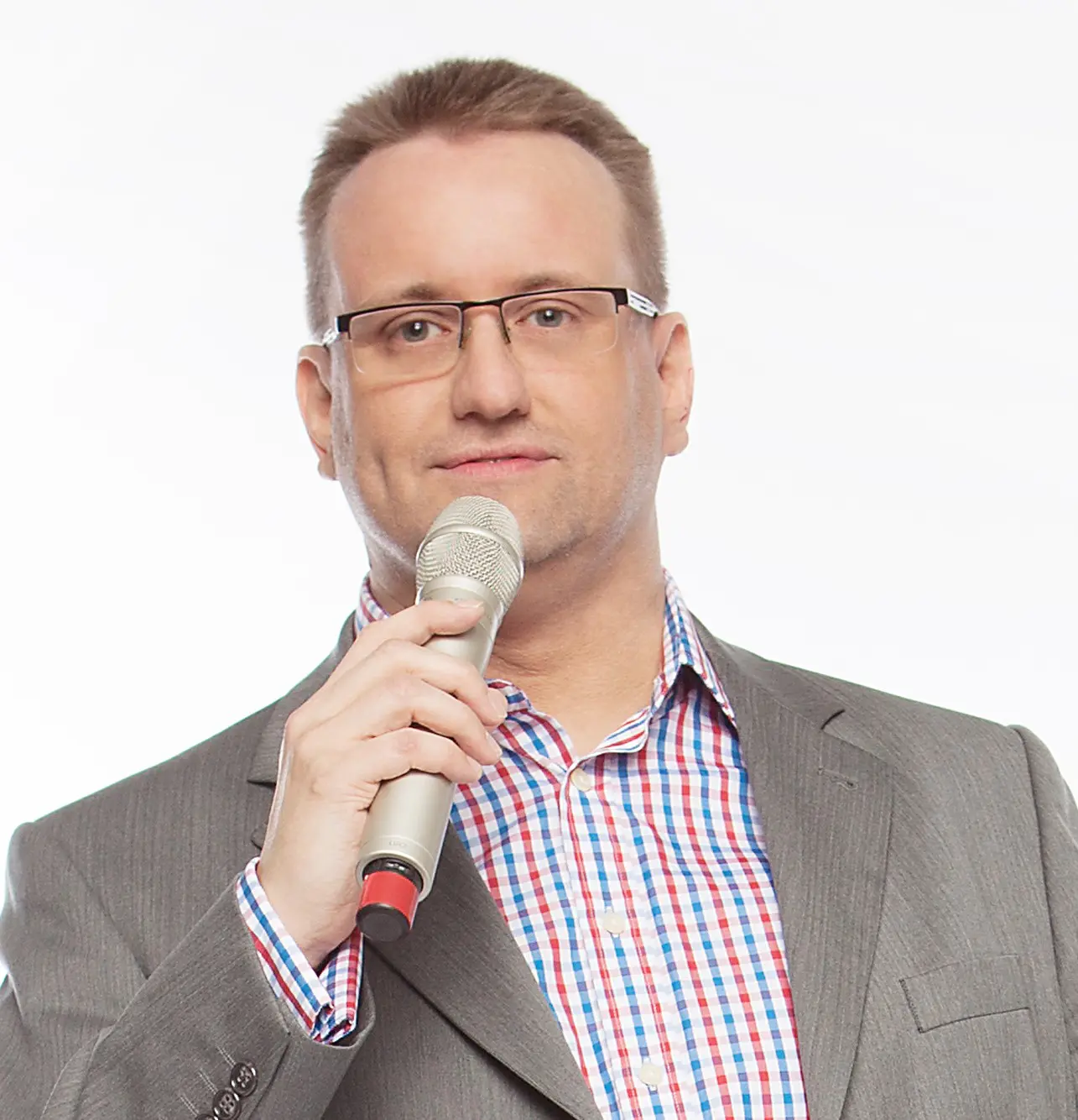 Moderator Sachsen – Alexander Schkade mit Mikrofon
