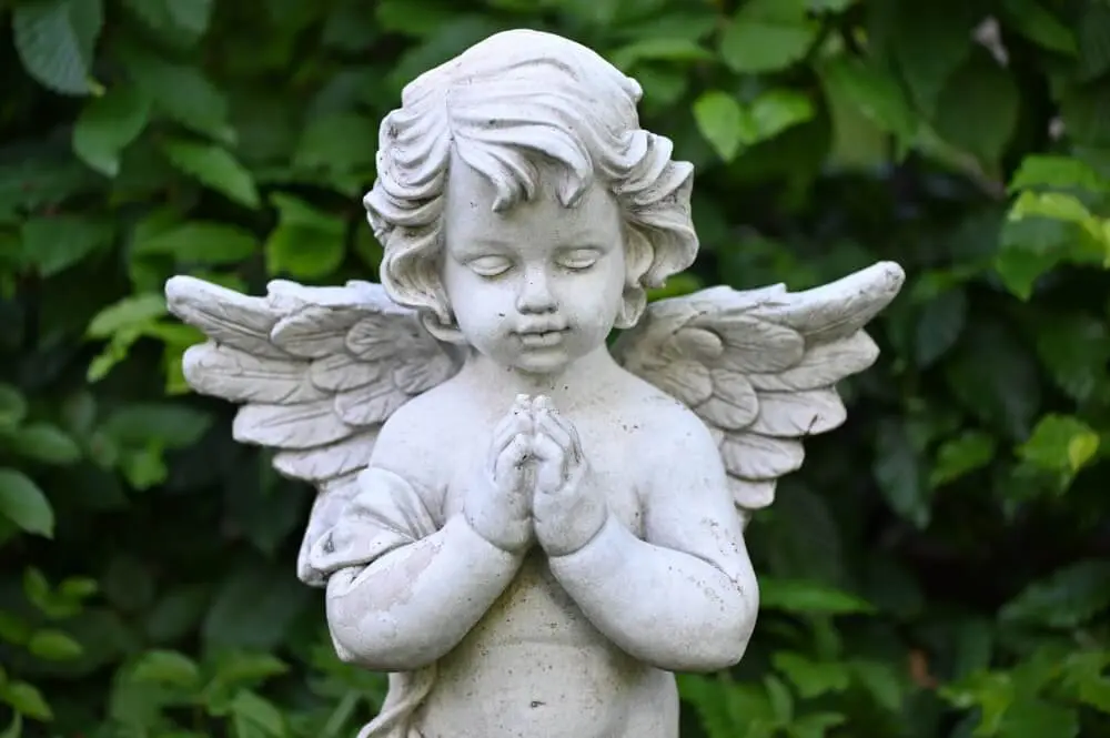 Trauerredner Sachsen – betender Engel auf Friedhof
